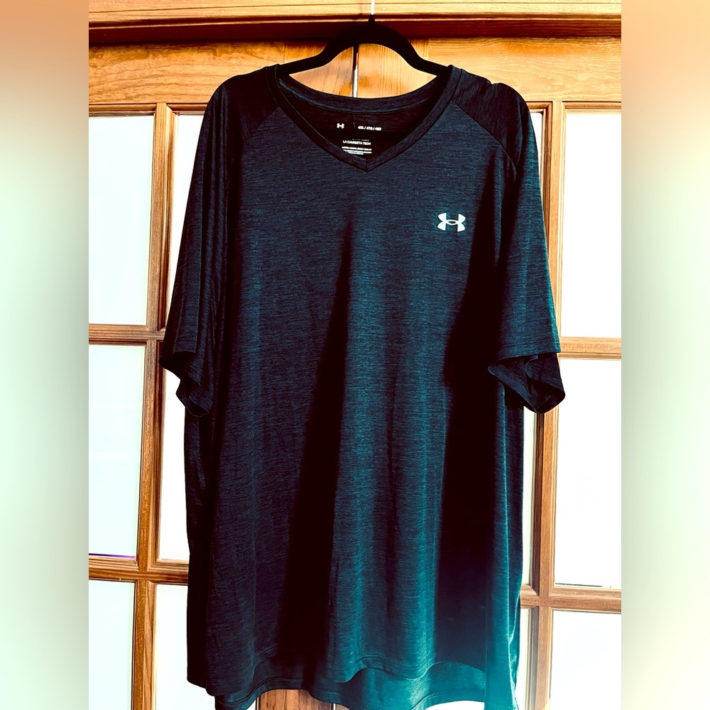 NWOT Men’s Under Armour size 4X black dry fit shirt.
